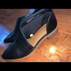 Universal threads flats